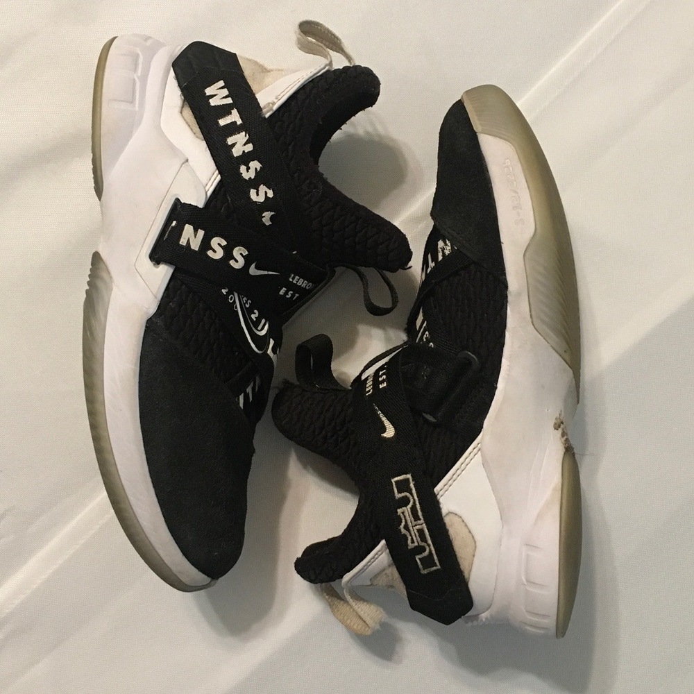 Lebron James sneakers - Picture 3 of 5